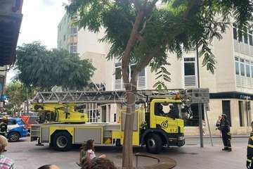 Caída de parte del enfoscado de la fachada de inmueble de Los Llanos de Telde/TA.